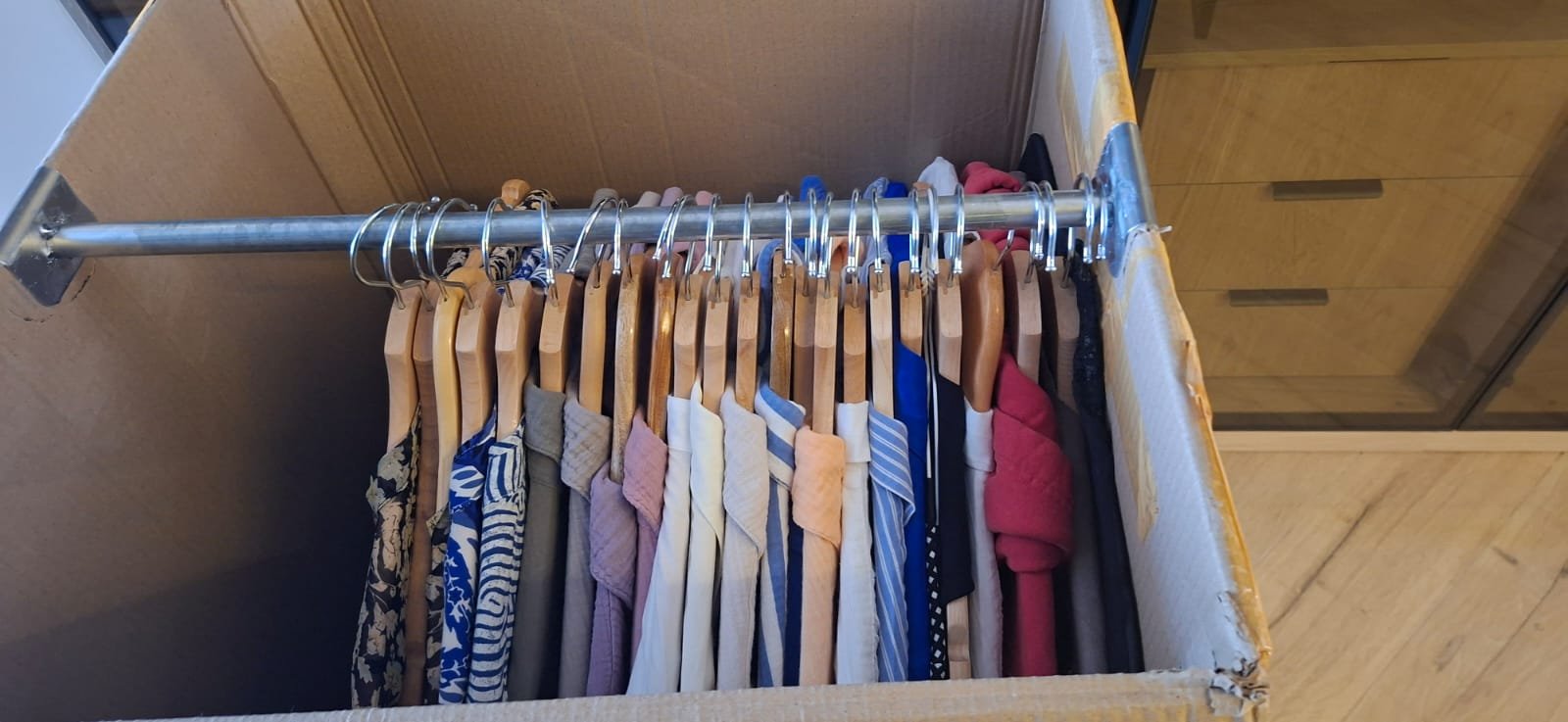 Wardrobe packing with clothing on hangers
